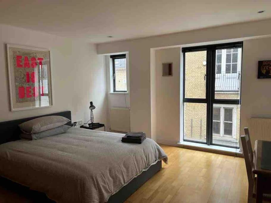 1 Bed Flat With View Of Vibrant Hoxton Square * Londra