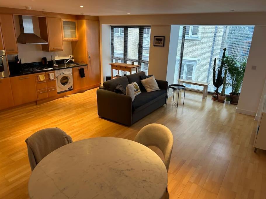 1 Bed Flat With View Of Vibrant Hoxton Square Londra
